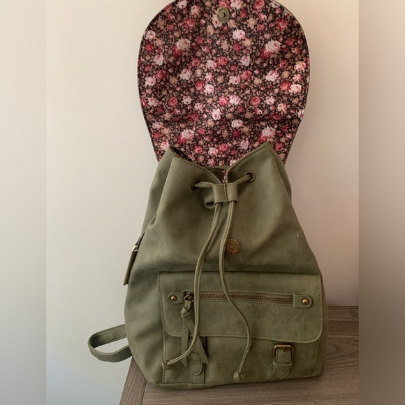 Massini Daily Backpack - Picture 2 of 6